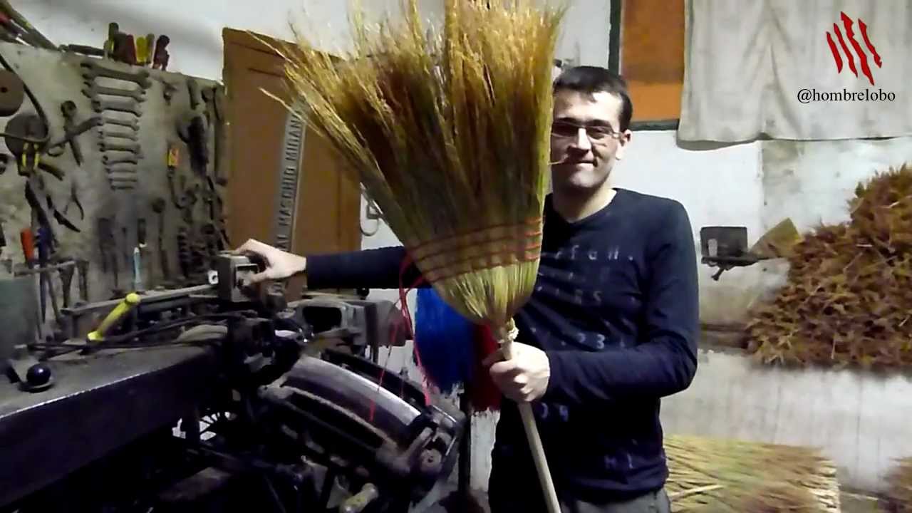 Fabricando escobas en una fábrica de escobas artesanales
