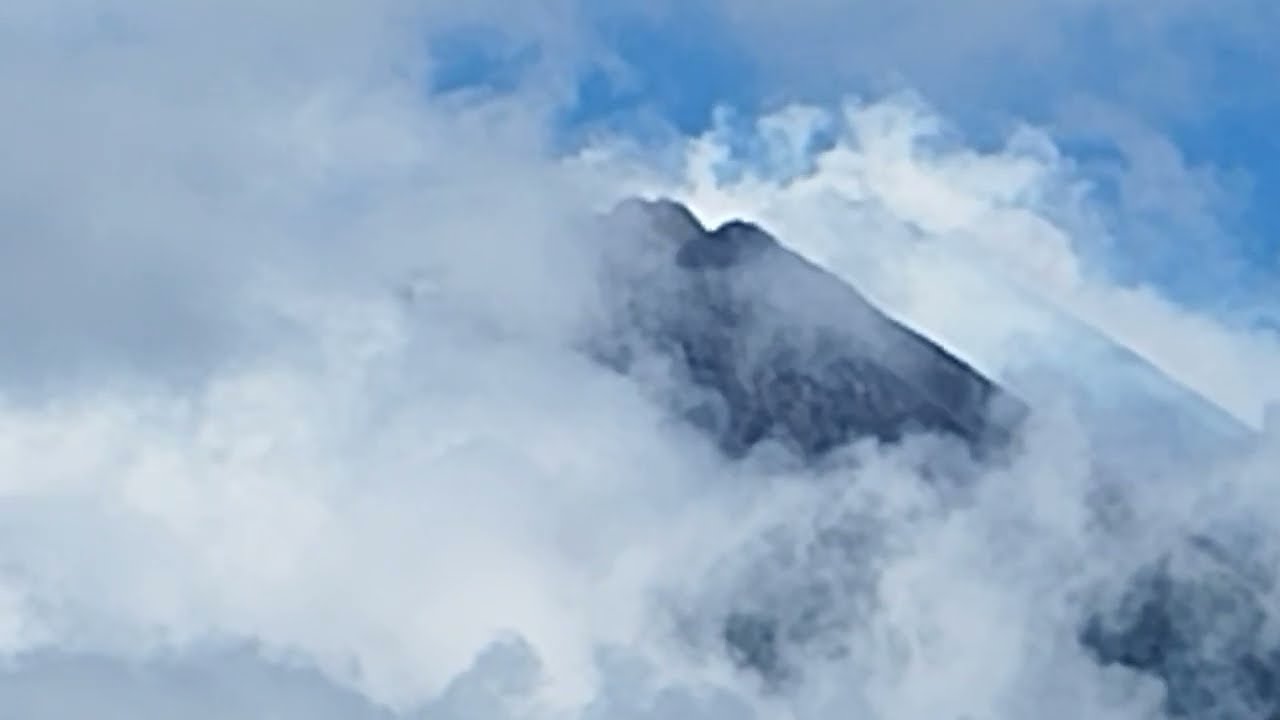 Gunung Merapi Berselimut Awan Putih