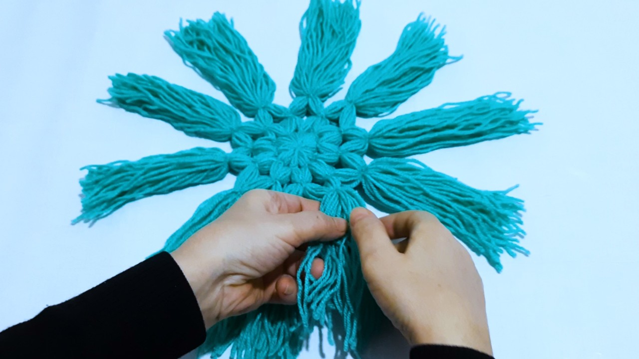 A great idea for beginners to make a tablecloth to decorate your home with wool yarn.
