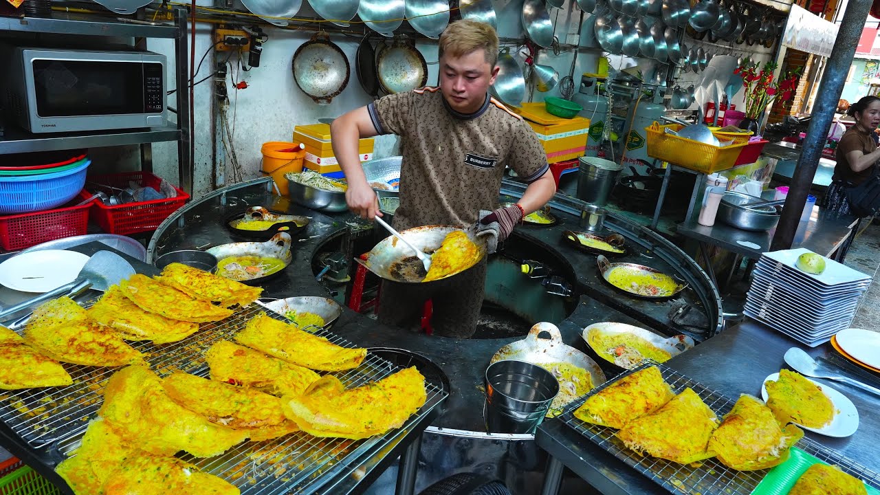 Chàng trai đổ bánh xèo như chơi nhạc, lắc chảo rất điêu luyện