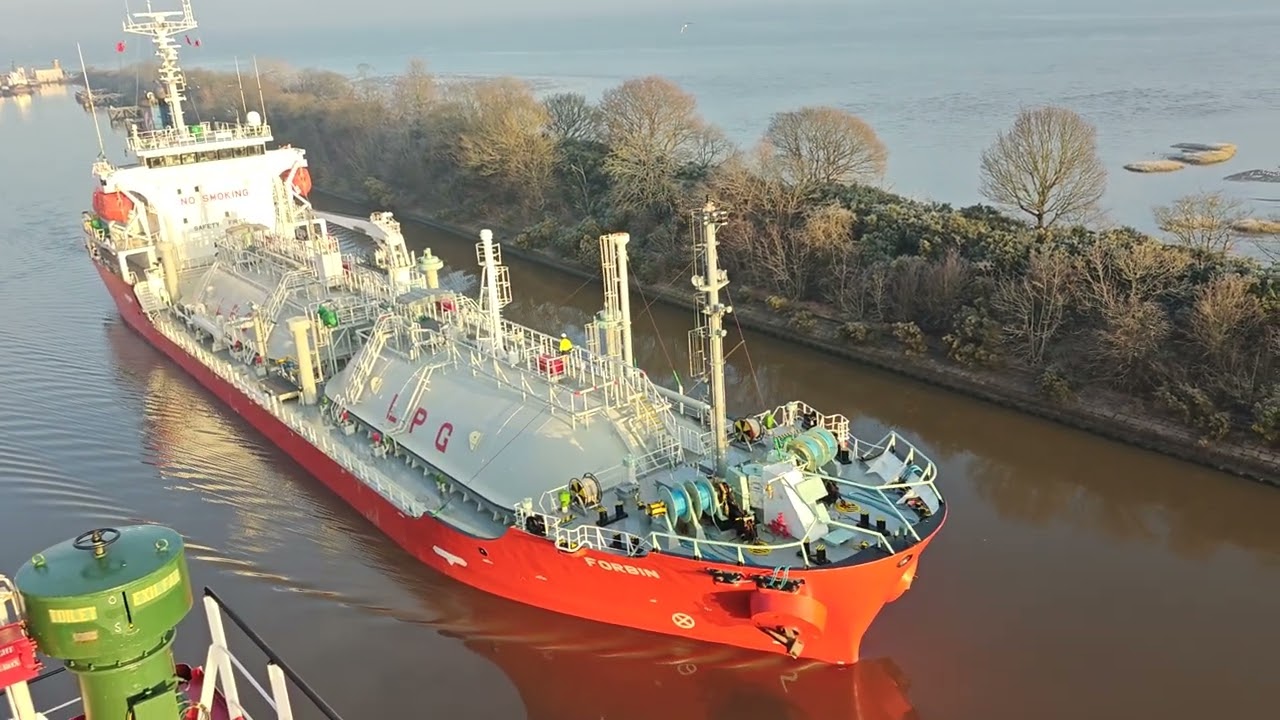 #ship UK. Eastham. Manchester Ship Canal. Winter 🥶 Ice & Snow ❄️. m/t Forbin passing.