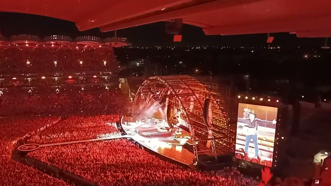 Garth Brooks - Dublin - 09/09/22 Standing outside the Fire