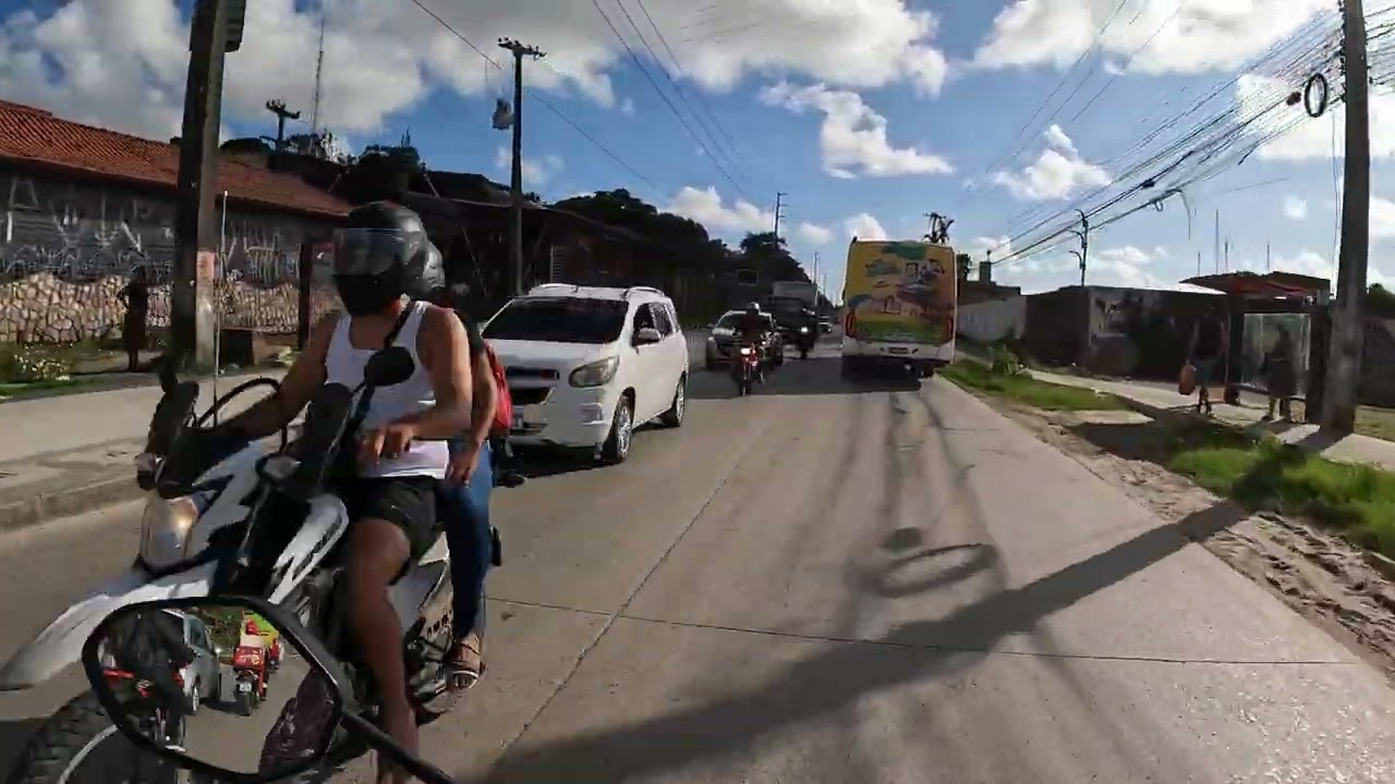 Carros invadem a contra mão na ida pra casa 