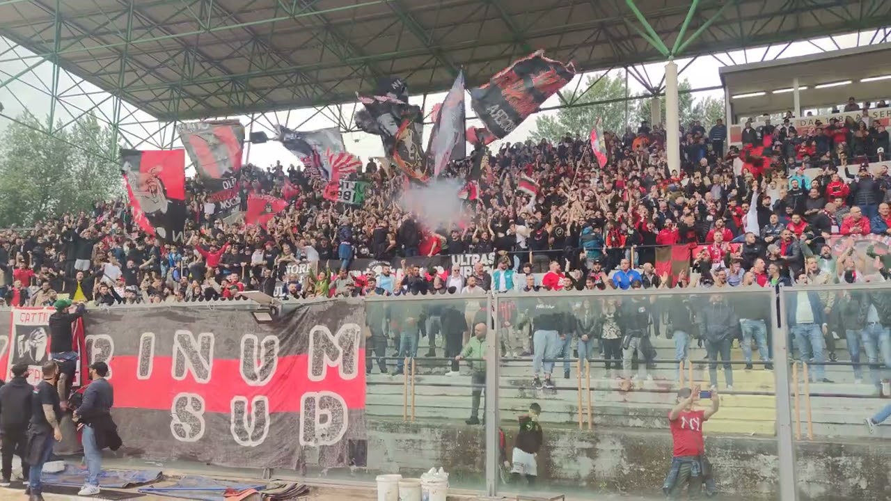 Tifosi Nocerina, gli ultras molossi prima dei playout di Serie D contro il Francavilla