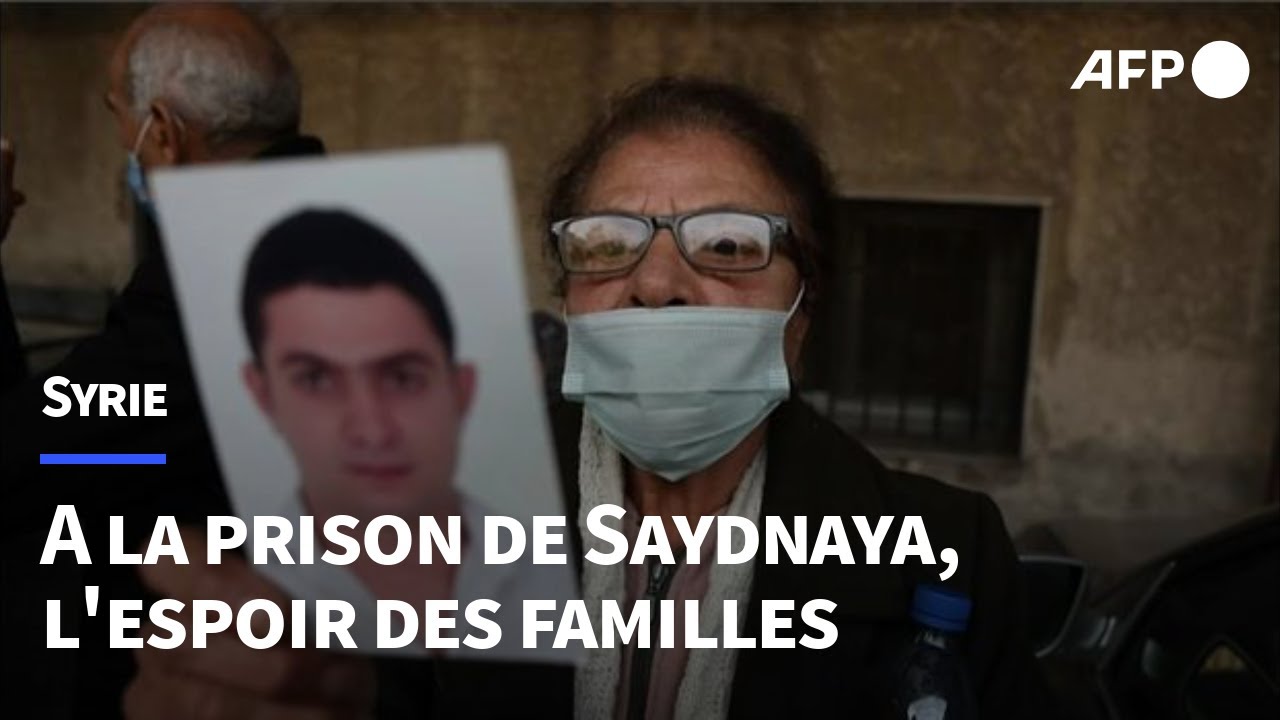 Syrie: des centaines de personnes à la recherche de leurs proches devant la prison de Saydnaya | AFP