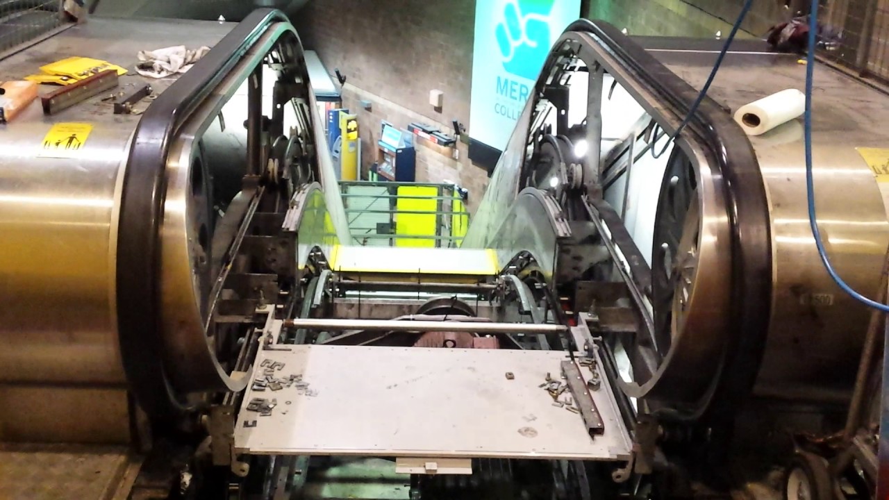 Du College Metro escalator: looking inside