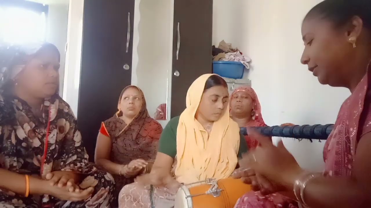 खड़ी खड़ी गोरा मने रही है शिव को