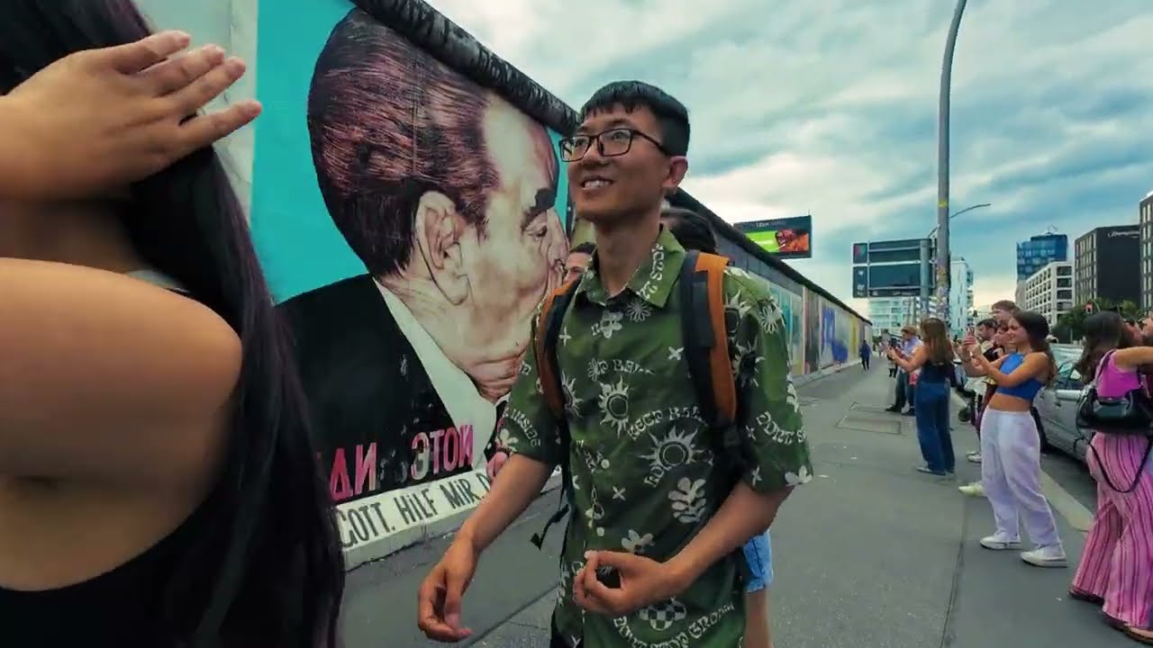 Walking the Berlin Wall Route &ndash; Berlin Walking Tour (East side Gallery)