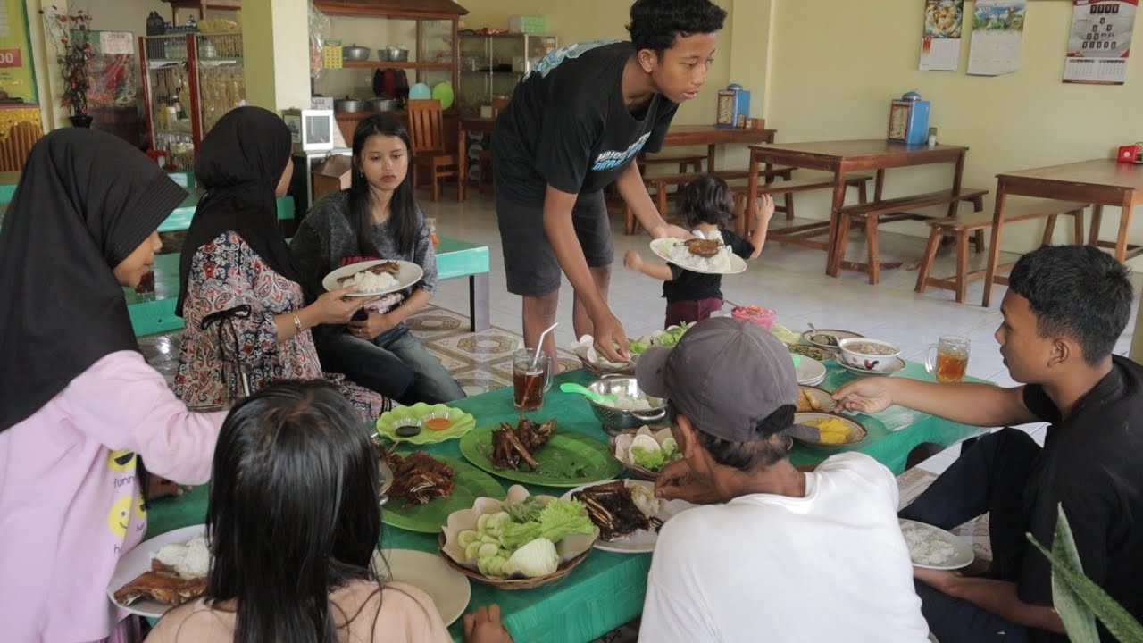 Spesial Di hari mbrojolnya @IsaYang 123 Kita ajak makan bersama keluarga