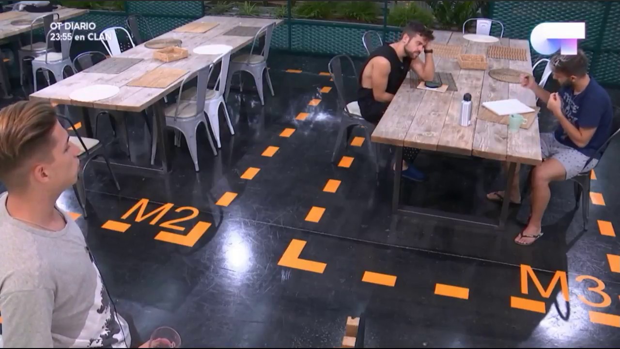 Ricky, Agoney y Raoul en el comedor por la noche con 