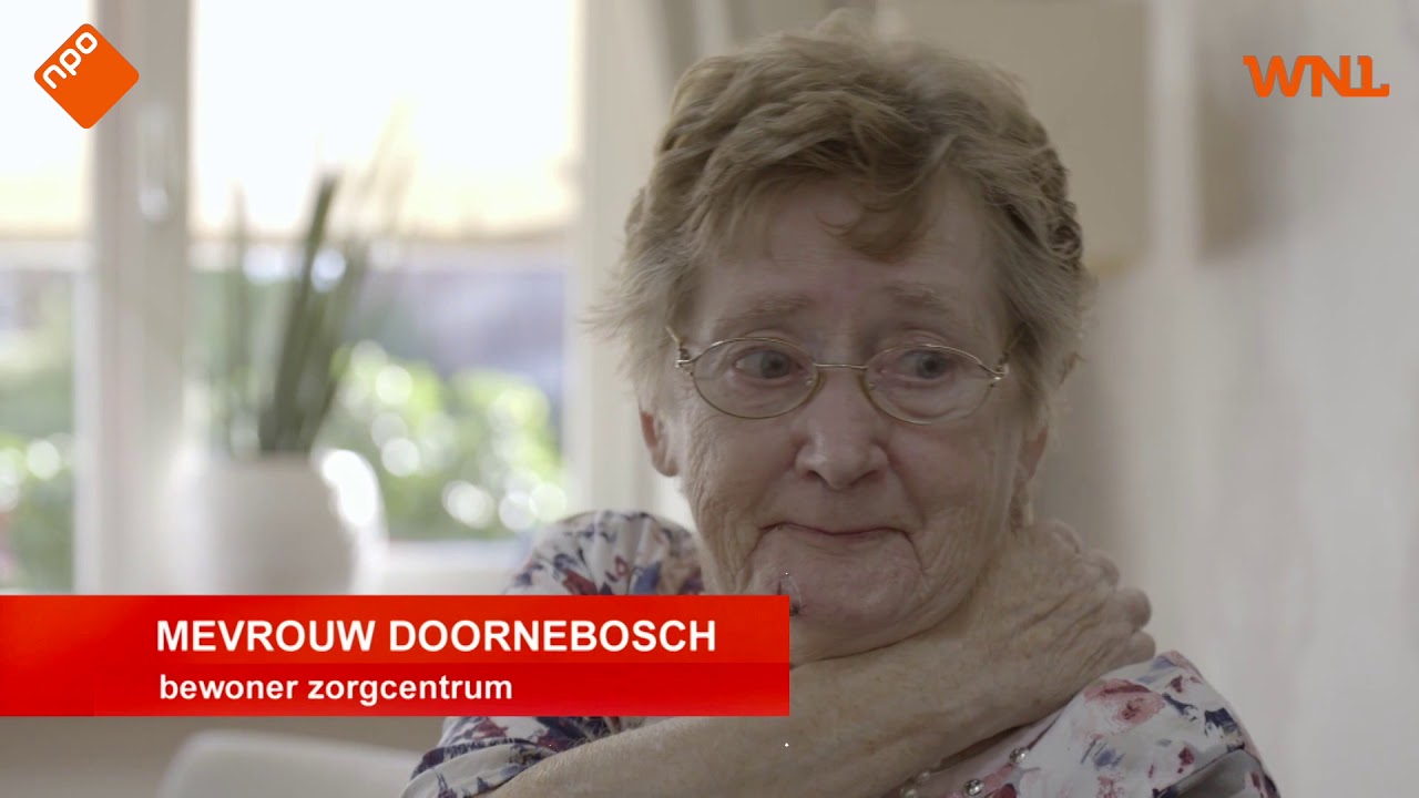 Ouderen genieten zichtbaar van zingen met zorgrobot Zora