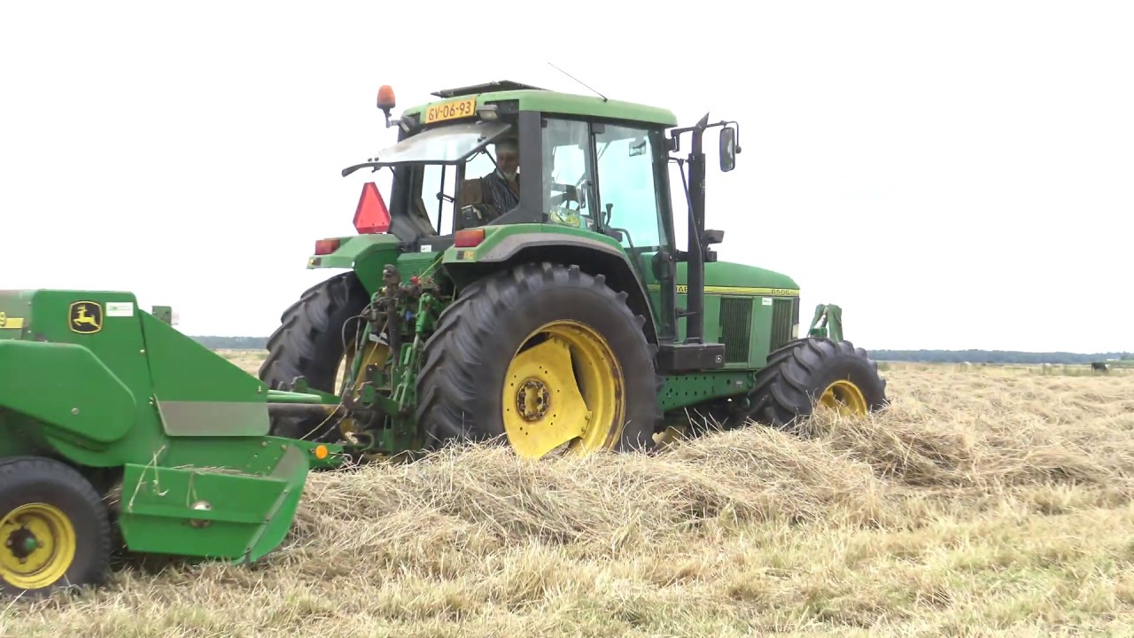 KLEINE HOOI PAKJES PERSEN MET EEN JOHN DEERE 6506 JOHN DEERE 359 KLEINE BALEN PERS
