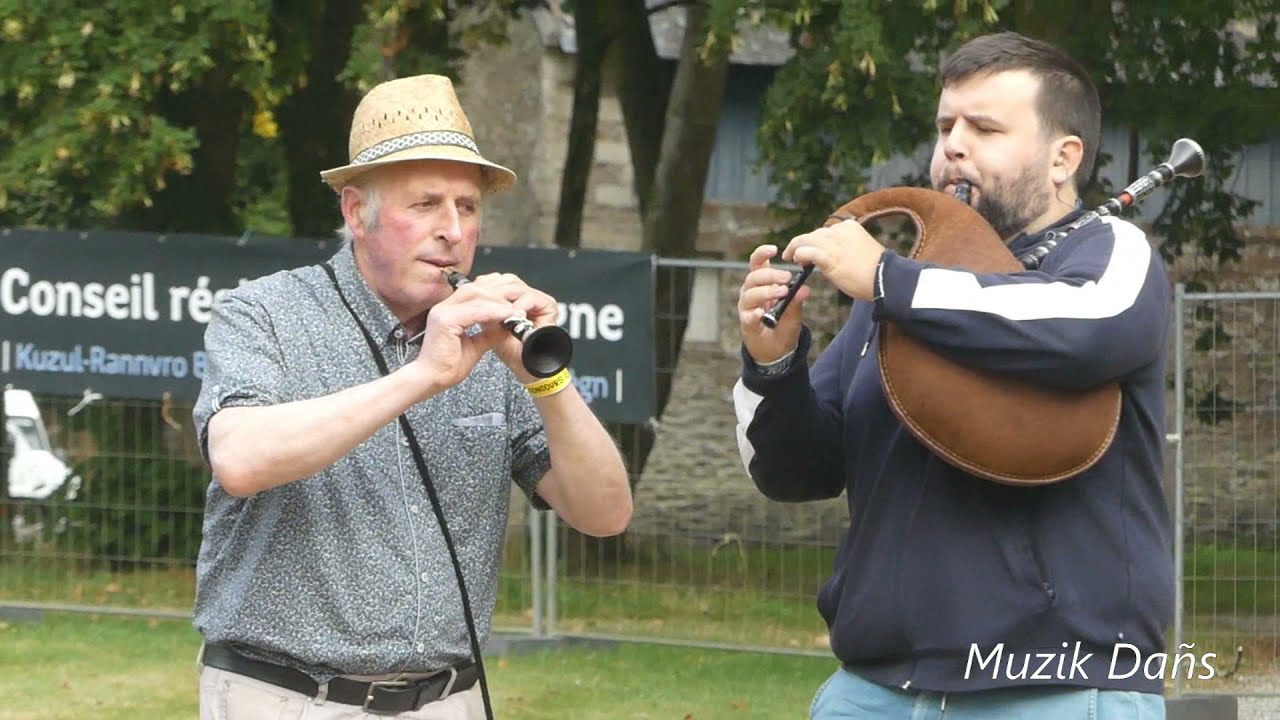 Marche Pourlet sonnée par Dominique Poulériguen (bombarde) et Glen Le Strat (biniou) - Gourin 2021
