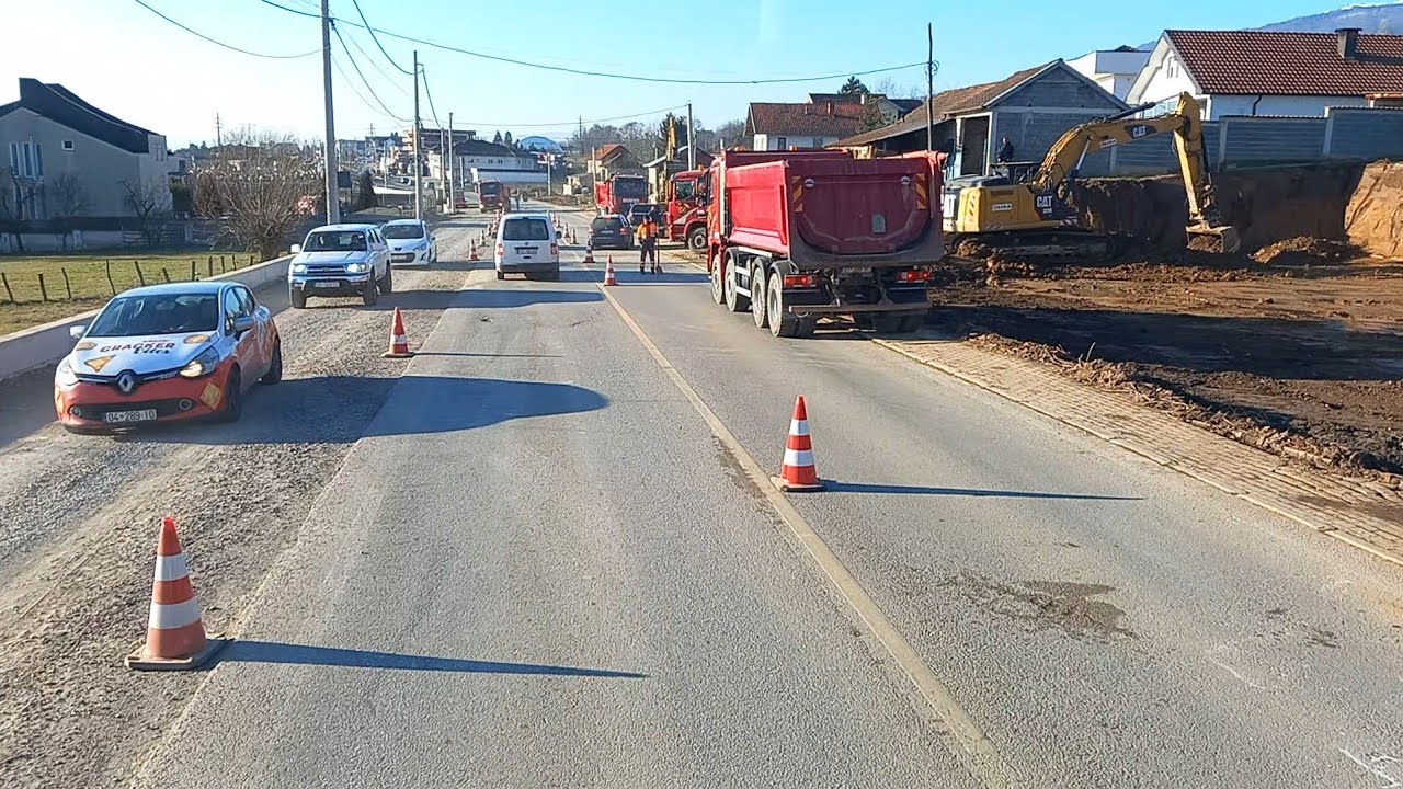 PEJE-DEÇAN. Vazhdoin punimet per zgjerimin e rruges