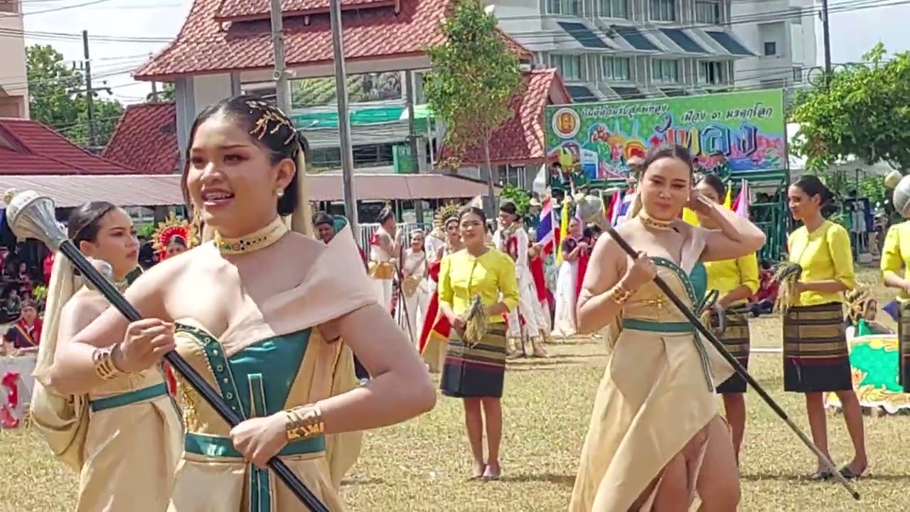 คฑากร ดรัมเมเยอร์สีเหลืองบุษราคัม