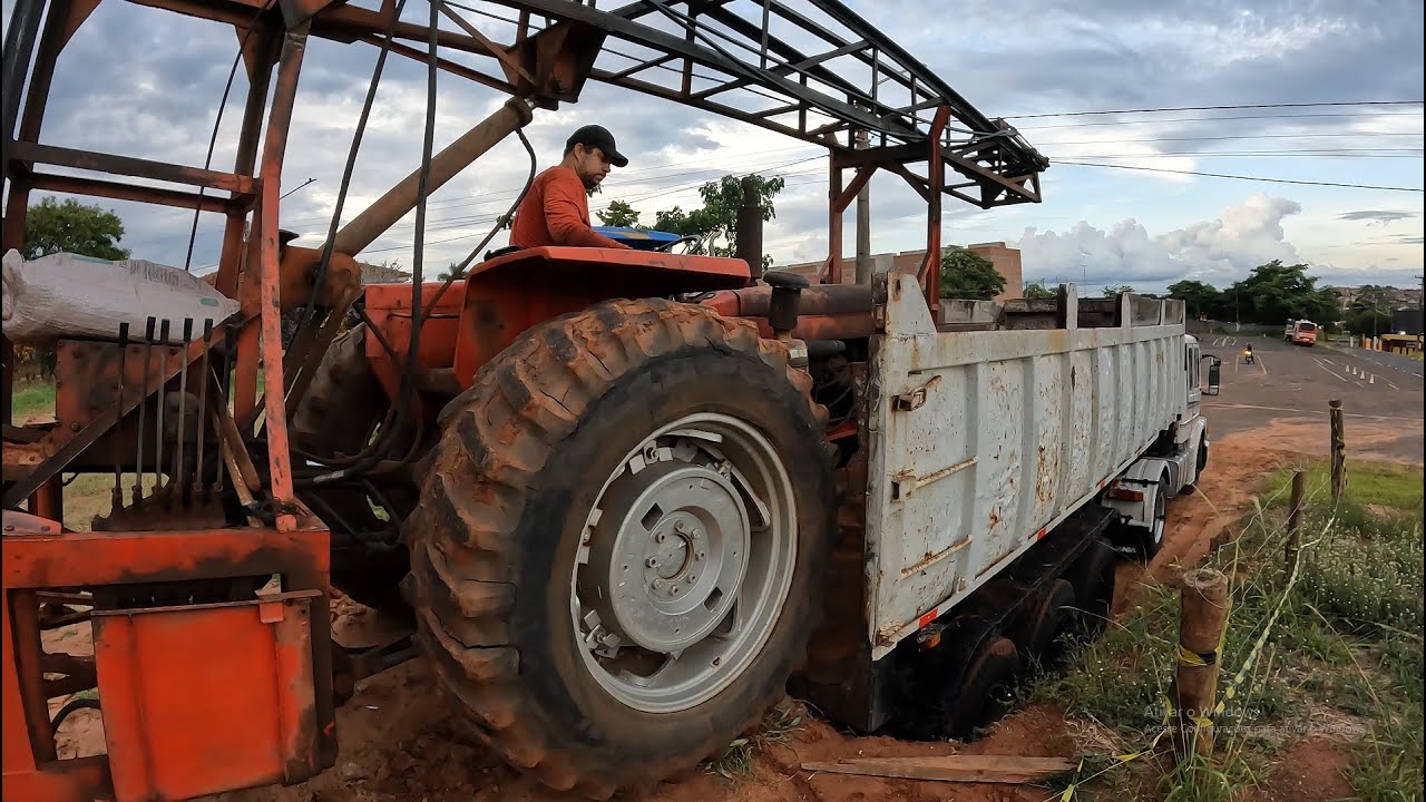 Carregamos um o trator na carreta basculante do leilão …