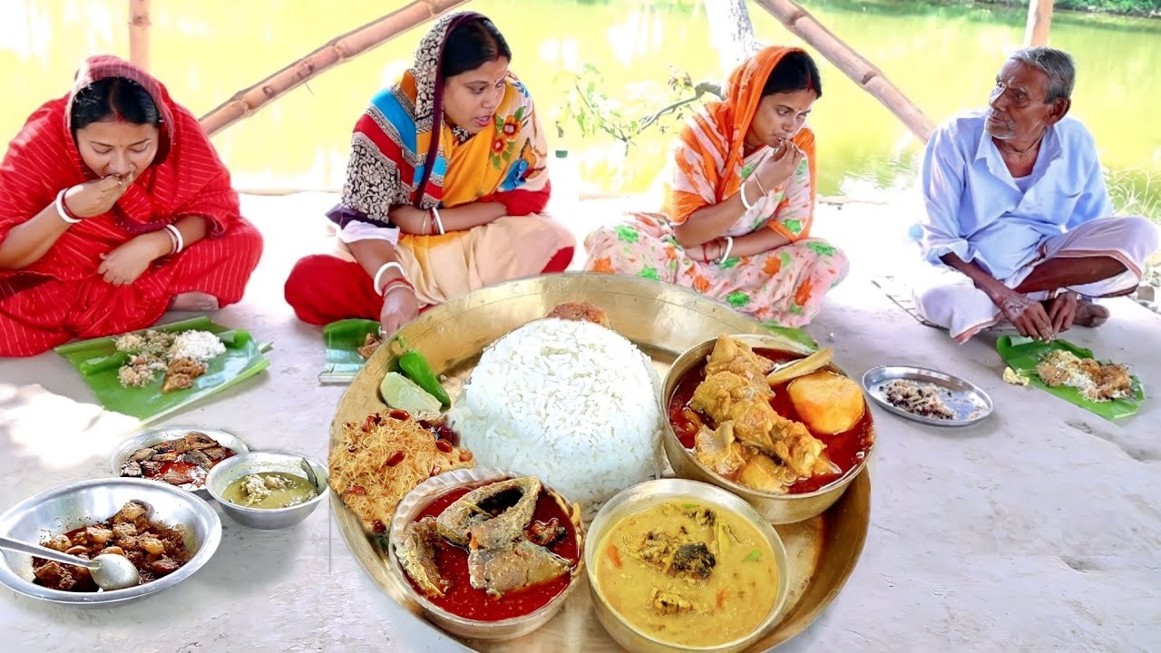 সাদাভাত,ঝুরি আলুভাজা,মাছের মাথা দিয়ে মুগডাল, ইলিশ মাছের তেলঝাল,চিকেন কারি pujo special lunch thali