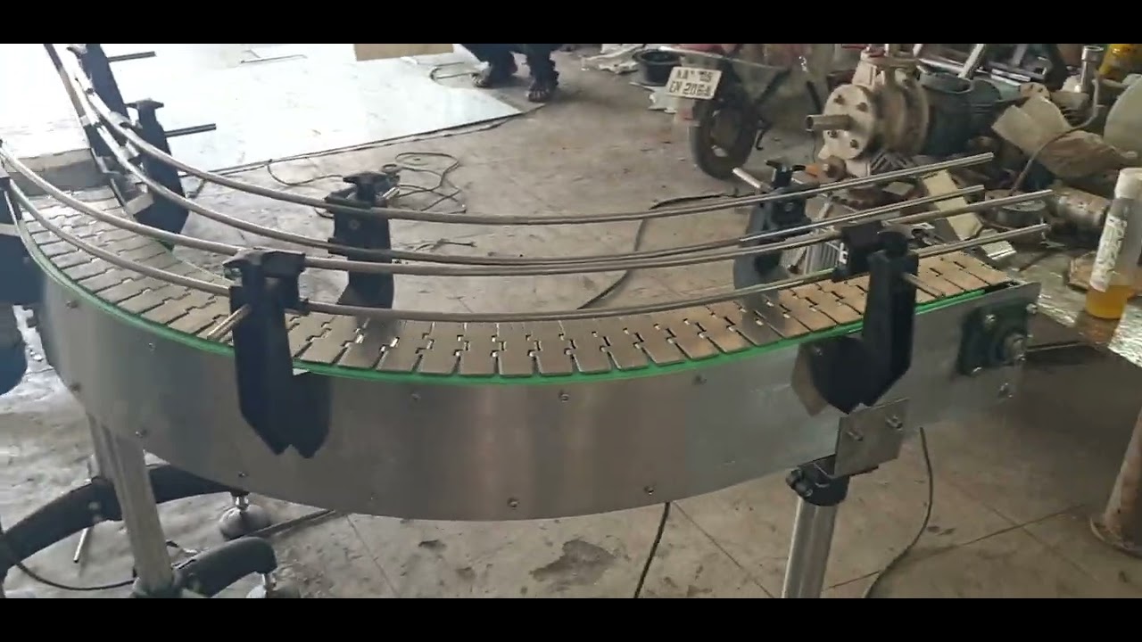 Chain link conveyor with magnetic corner track for 90 degrees turning.