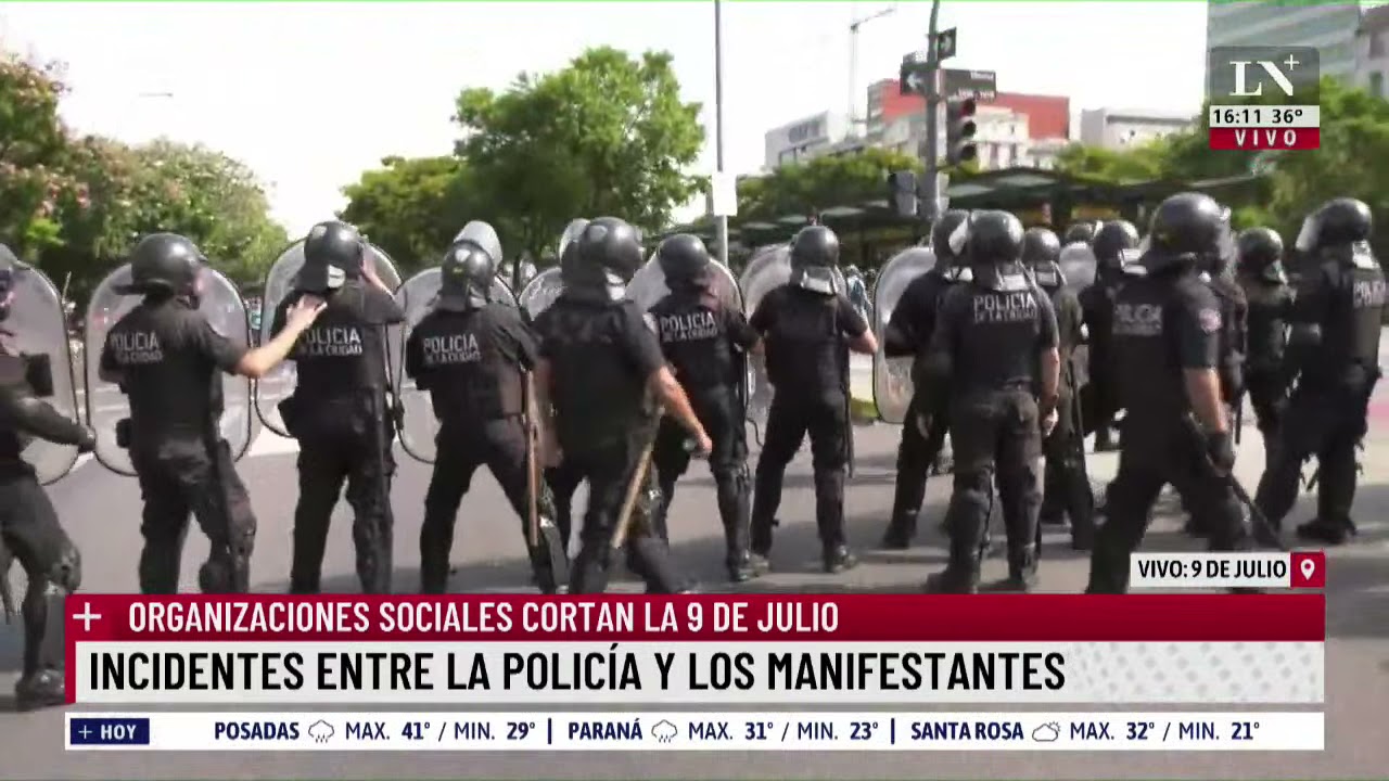 Organizaciones sociales cortan la 9 de julio. Incidentes entre la policía y los manifestantes