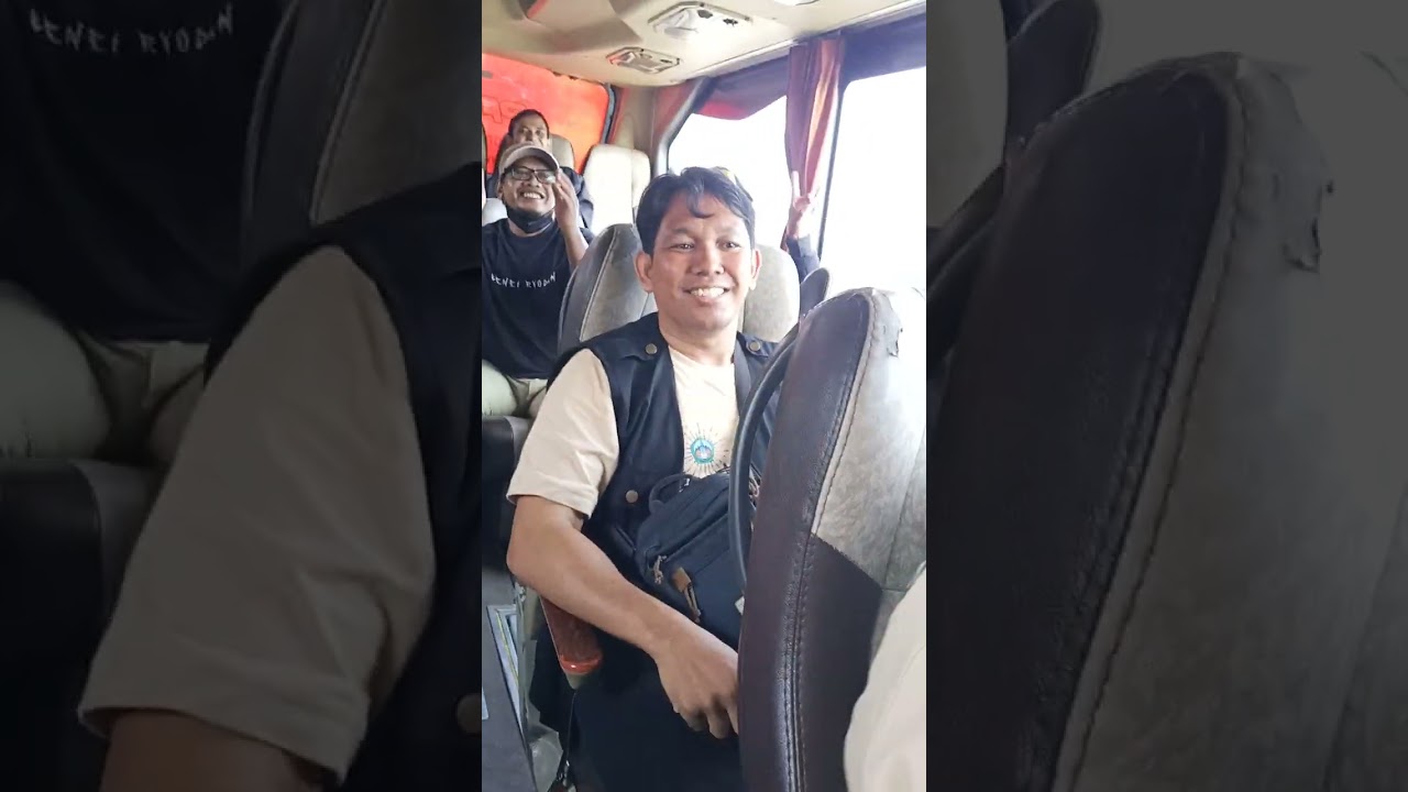 Menyanyi di bus dalam acara Smikers Gathering Sendang Lawu Karanganyar 14 Februari 2026 Part 2