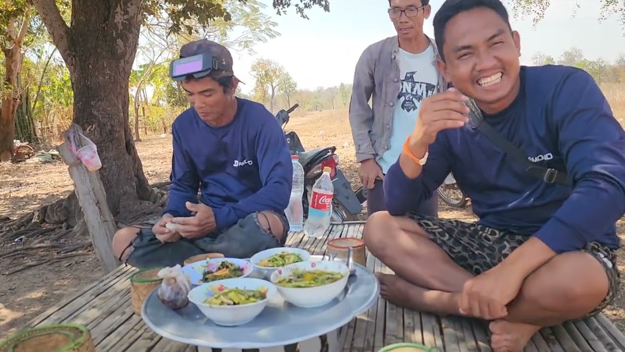 กินแกง​หน่อไม้​บ้านป้าลุงแช่บๆ