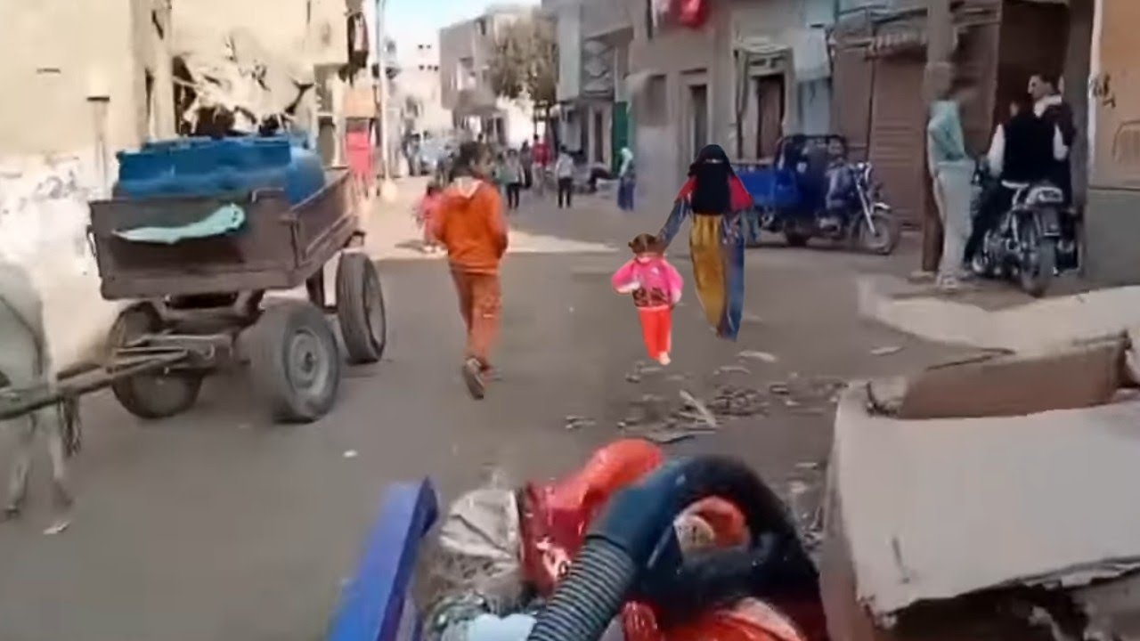  انا ومرت اخويا واحنا رايحين عند أبويا تعالوا معانا جوله في قريتنا القديمه الناس قاعدين على الباب 