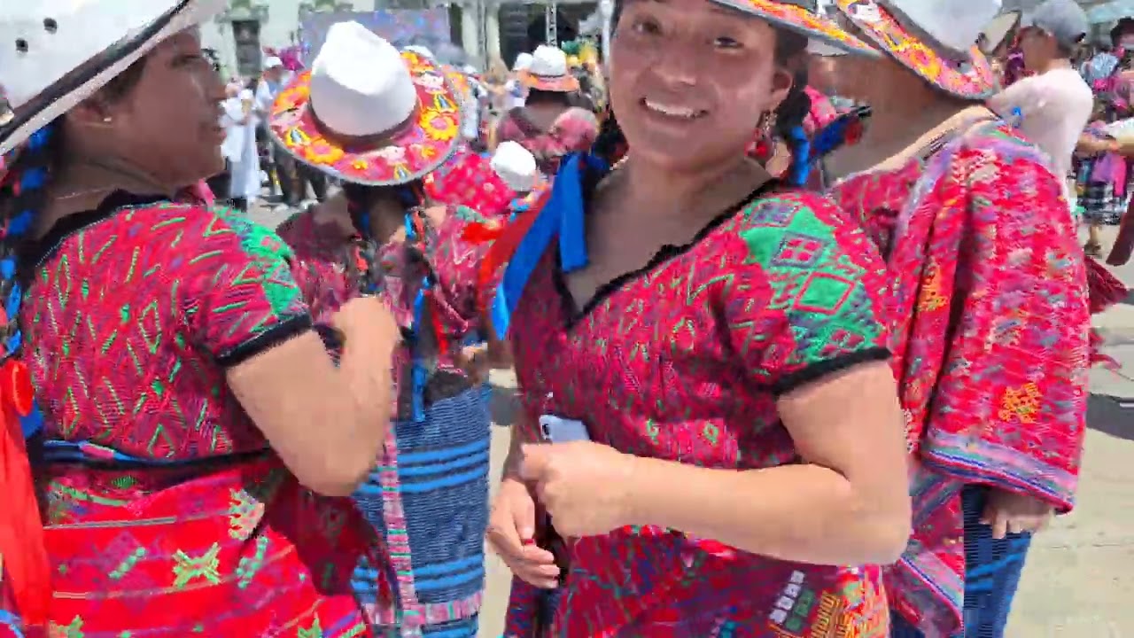 Paque nacional de guatemala mujeres mayas bailando  en el recorodo de conviteros nacional #todos 