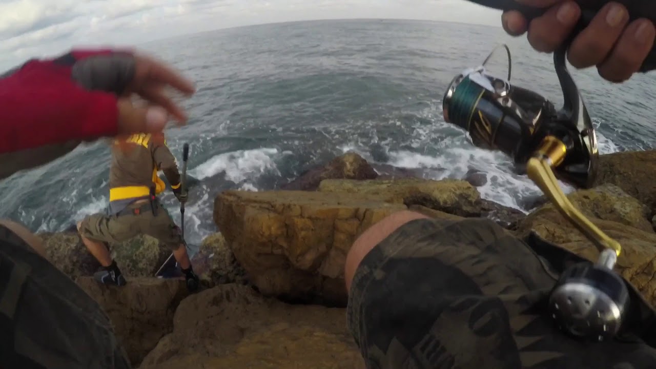 Shore jigging Israel - Idan yosov with a nice king mackerel on shore jigging