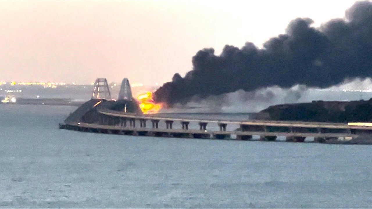 Ponte russa da Crimeia é parcialmente destruída por explosão | AFP