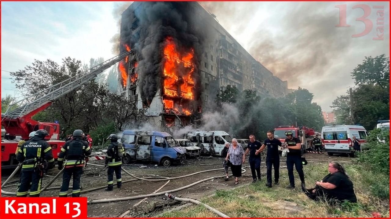 Пожары после смертоносного российского авиаудара в украинском Запорожье