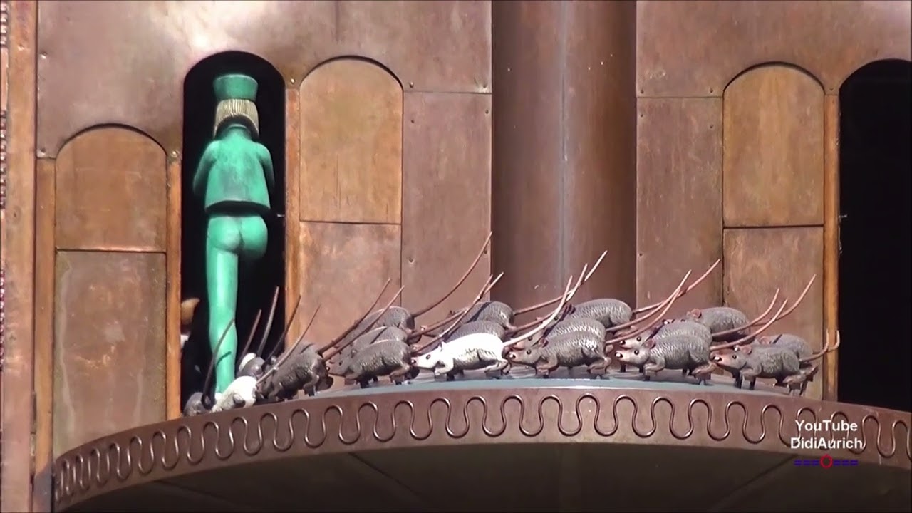 Das Figurenspiel und Glocken -Rattenfängerlied der Rattenfängersage am Hochzeitshaus Hameln Altstadt