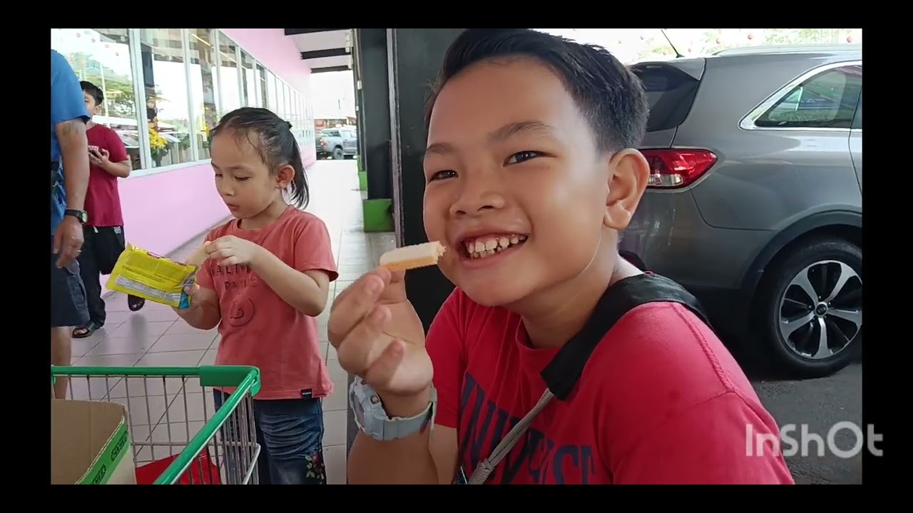 BAWA ANAK² JALAN SAMBIL BERBELANJA GUNA DUIT SARA😂..
