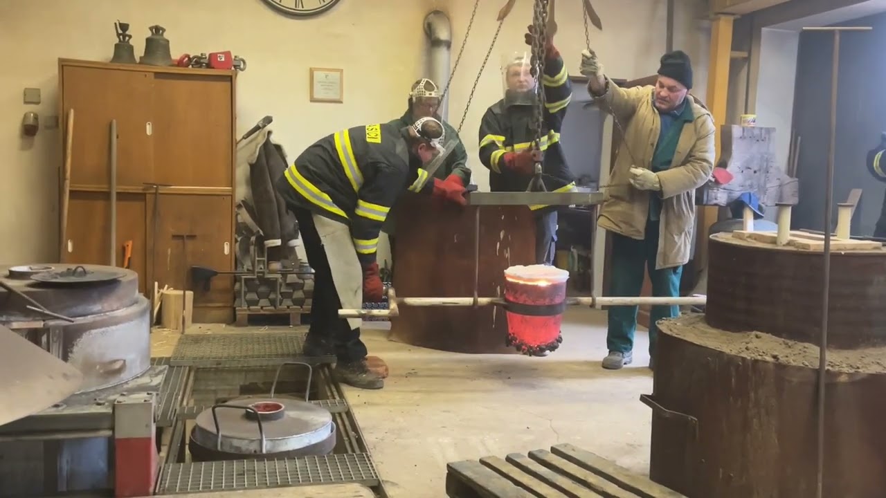Odlévání zvonu v Myslkovicích v dílně pana Michala Votruby