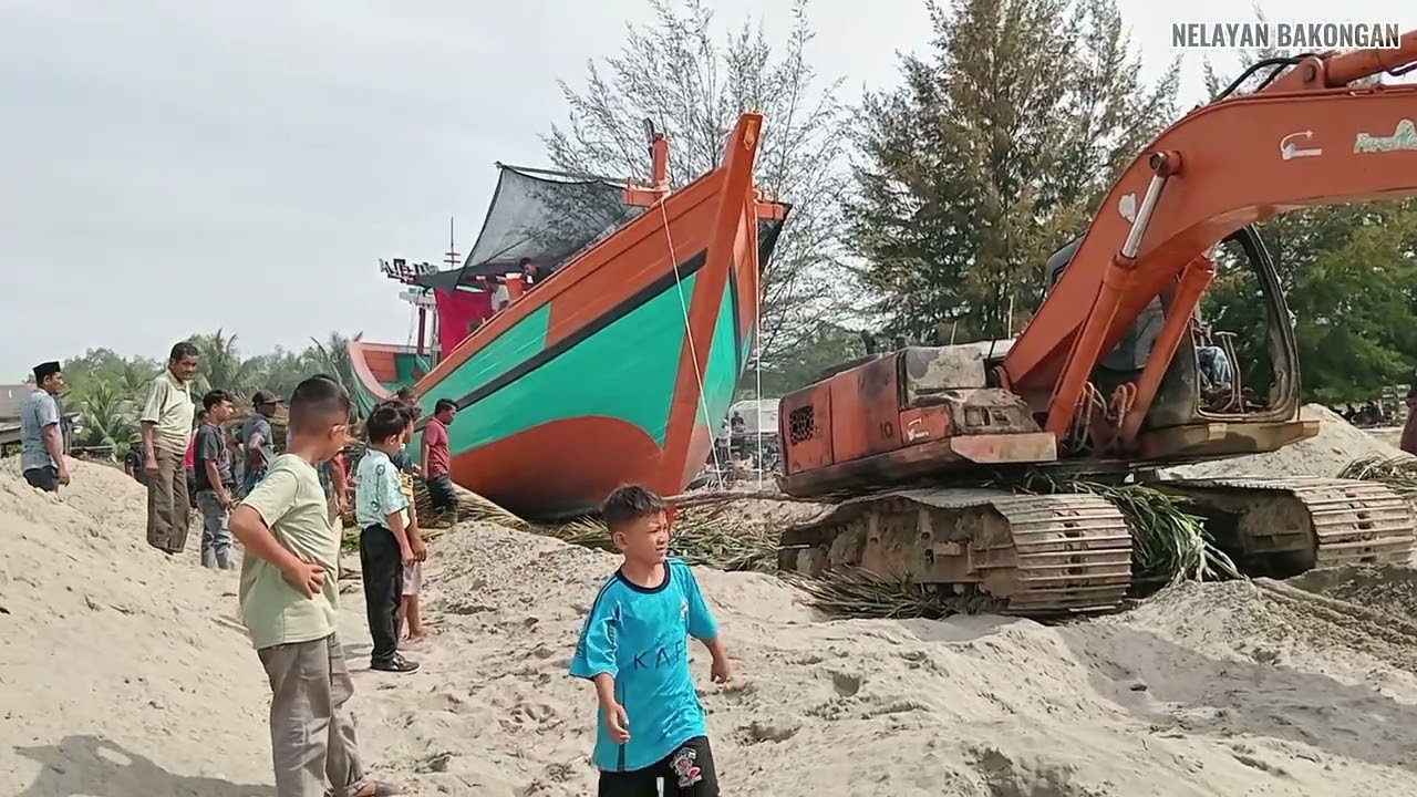 Luar biasa|| ternyata begini proses penurunan kapal nelayan dari darat kelaut