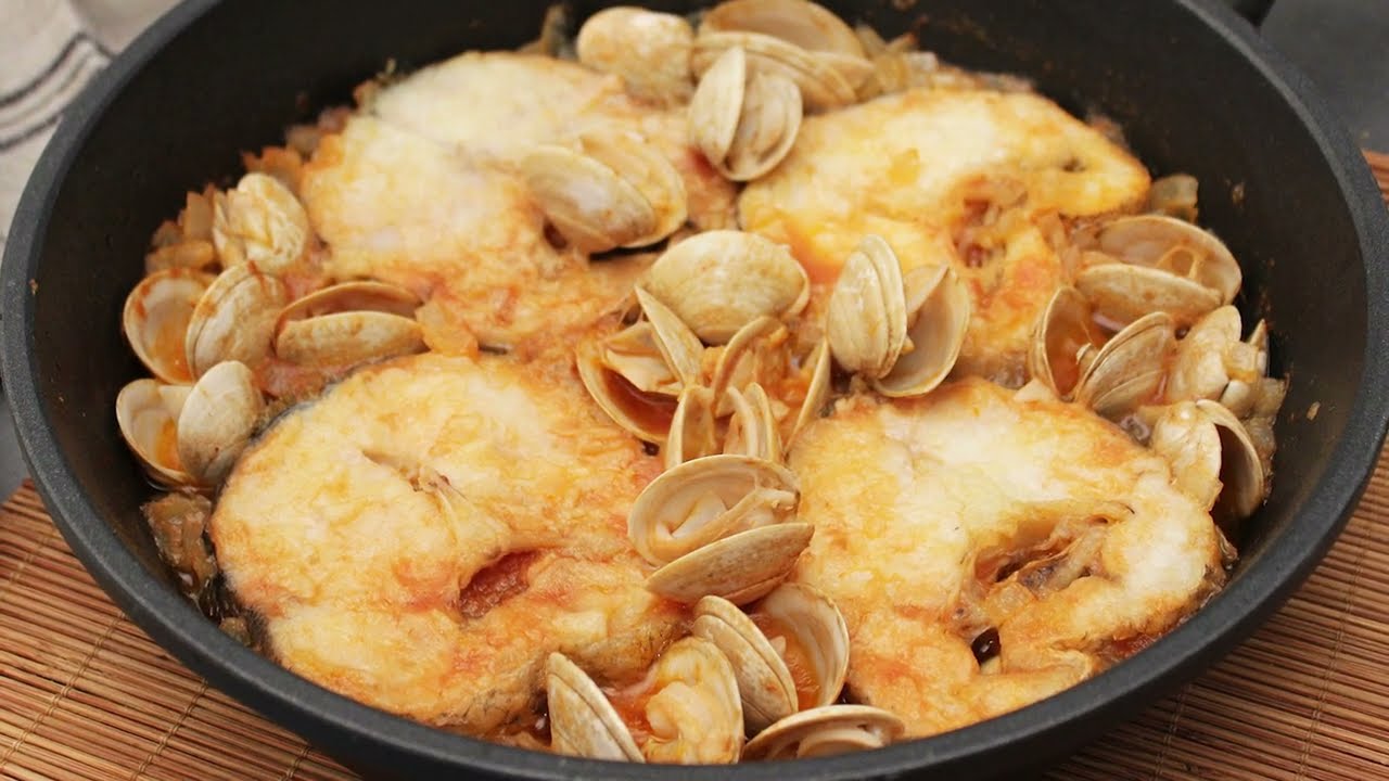 Merluza con almejas a la sidra