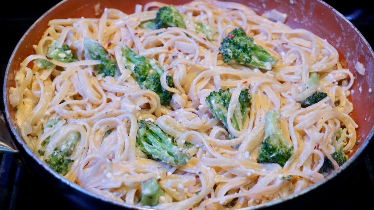 Pasta Alfredo con brócoli en menos de 10 minutos.