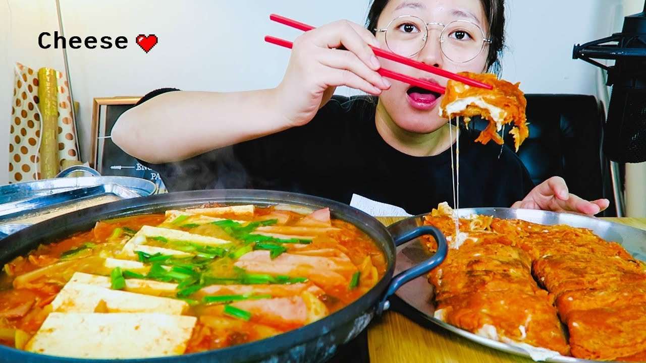 (Рецепт Мукбанг) ​​Блинчики с кимчи, фаршированные сыром + тушеное мясо с кимчи и соусом Мукбанг ...