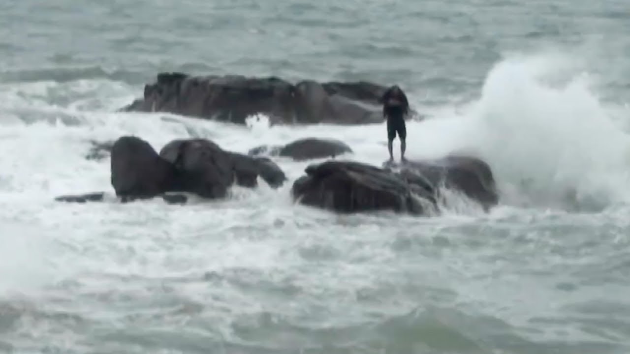 Rescue: Man trapped on the reef at high tide