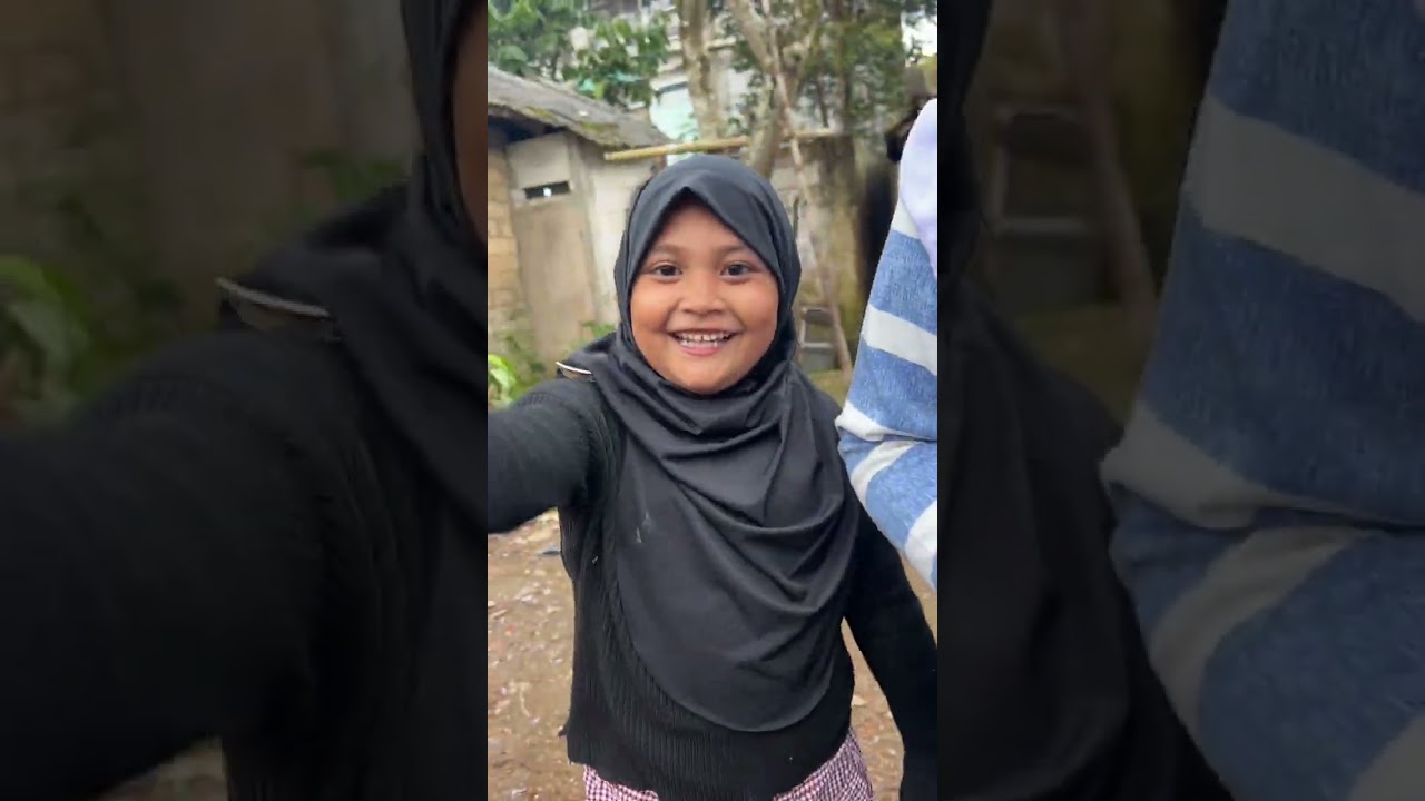 Jihan ikut antri tarik benang berhadiah 