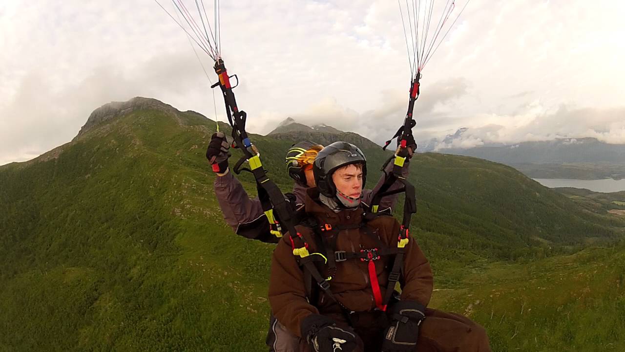 Paragliding i Engavågen i Meløy med ArcticVolibre