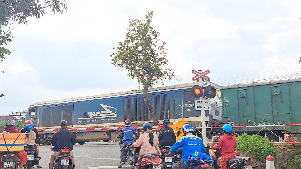 Train Crossing Village Road - The Red Signal Light On - Fantastic Train Whistles