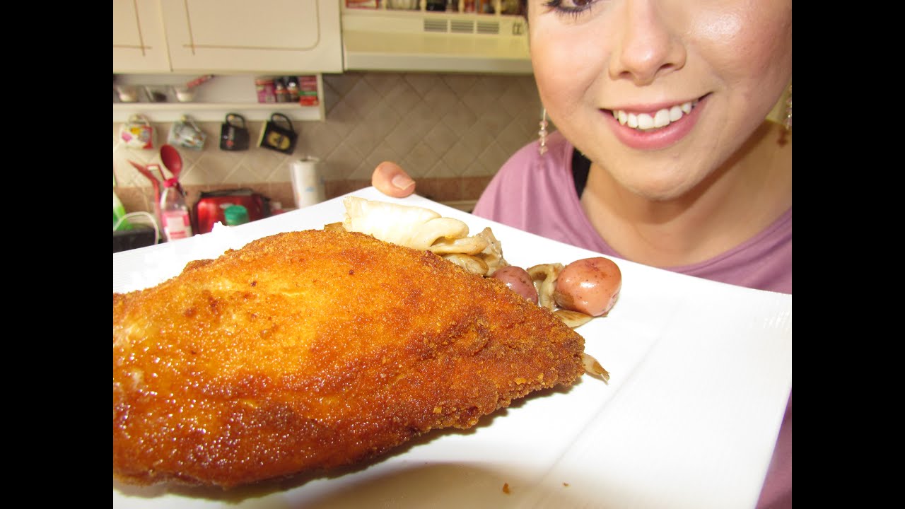 Pollo Kiev: pollo empanizado relleno de mantequilla de ajo, con papas y setas/Marisolpink