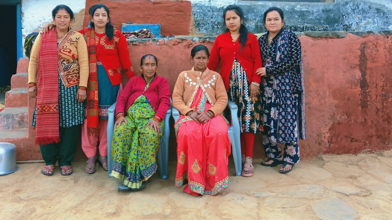 #youtube #dailyvlog#chitrarawatvlog  saasu mom ne nebu k liye pahadi gana 🤗❣️