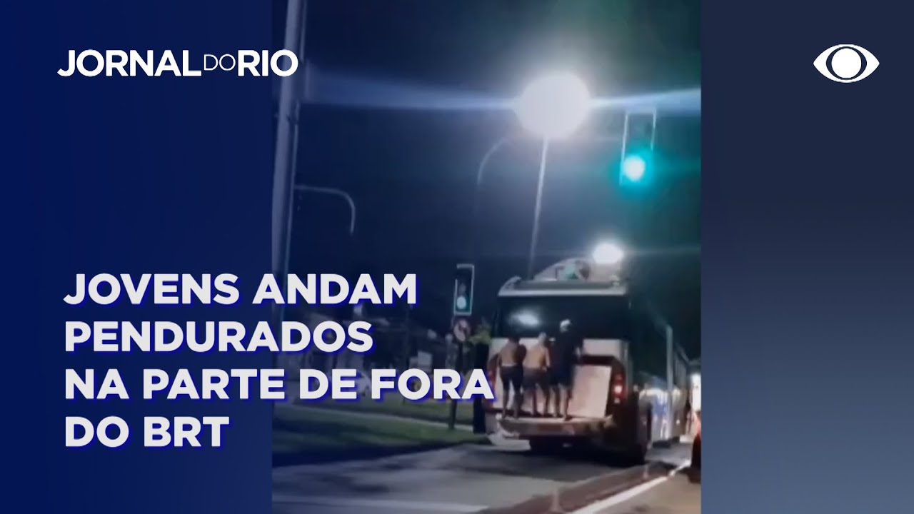 BRT: Jovens andam pendurados no ônibus do BRT em movimento