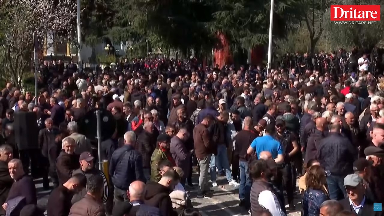 LIVE/ Protesta e PD! Demokratët i drejtohen Kuvendit!