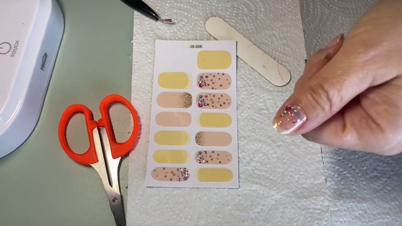 Kendinden yapışkanlı sticker ile tırnak yapımı