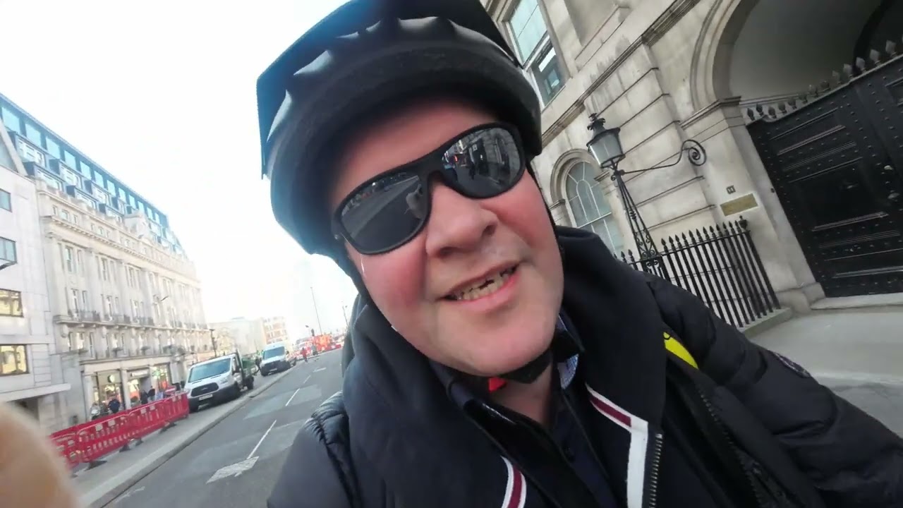 Exploring London by Bike! 🚲 Embankment to Smithfield & Barbican: POV Santander Ebike ride