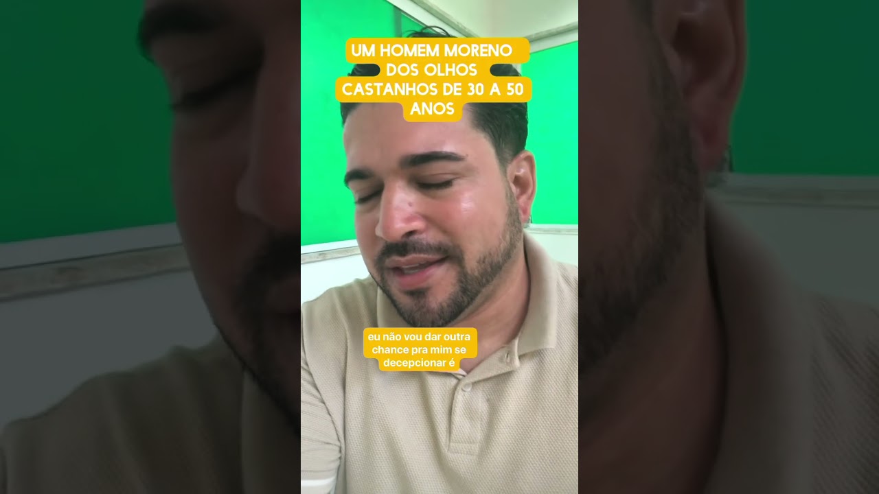 Um homem moreno de olhos castanhos de 30 a 50 anos