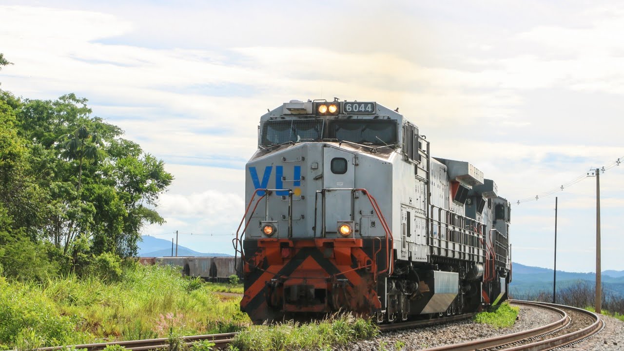 Locomotivas acelerando em for&ccedil;a total com trem carregado e trem de passageiros da vale - EFVM
