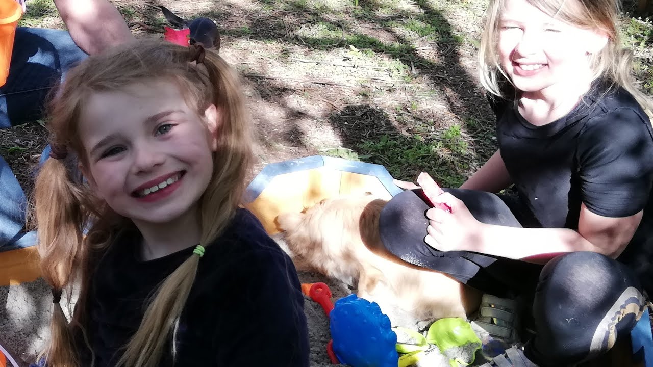 Vi leger i vores nye sandkasse🥰Karla er blevet en gravhund😂🐕